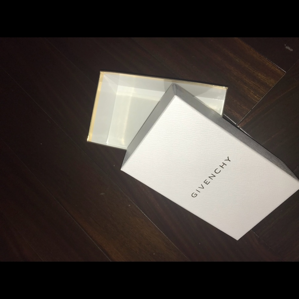 Givenchy Box - Picture 3 of 7